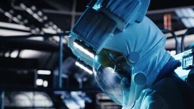 Bitkin astronot, uzak mesafeli gezegensel görev sırasında yıldız gemisinde uyuyakalıyor. Güneş Sistemi 'ne yapılan uzun kozmik yolculuk sırasında kaskla uyuyan yorgun adam, kamera B