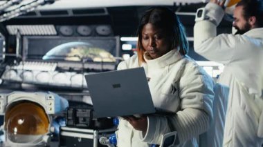 Astronot, gezegen yüzey gezisini tamamladıktan sonra kokpitteki yörünge verilerini kontrol ediyor. Kozmonot uzaktan ölçüm yazılımı çalıştırıyor, uçuş günlüğü eve dönmek için güncelleniyor, kamera B