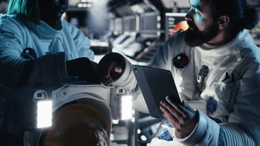 Yıldız gemisindeki araştırmacılar insanoğlunun hayatta kalma seferi sırasında görev planını tartışıyorlar. Uzay aracında insan genleşmesi yapan astronotlar, bilimsel bilgiyi ilerletiyorlar, kamera B