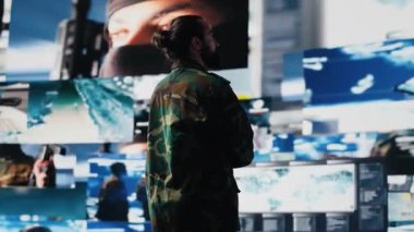 Askeri personel uydu verilerini inceler ve bir görev için taktik operasyonlar, kontrol merkezi oluşturur. Asker tehdit tespit sistemleri ve ulusal çıkarlar için araçlar kullanır. Kamera A.