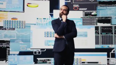 İşadamı, dijital teknolojiyle bilgi grafikleri ve mali raporları değerlendirirken finansmanı artırmak için yeni bir çözüm düşünüyor. Uzun vadeli başarı ve büyüme planlıyorum. Kamera B.