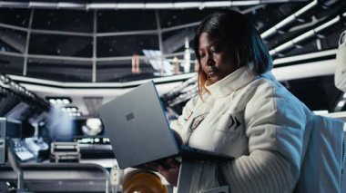 Astronot, gezegen yüzey gezisini tamamladıktan sonra kokpitteki yörünge verilerini kontrol ediyor. Kozmonot uzaktan ölçüm yazılımı çalıştırıyor, uçuş günlüğü güncelleniyor, kamera A