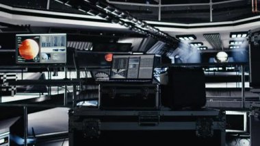 Yüksek teknolojili uzay gemisi kokpitinde dizüstü bilgisayar Mars 'ın gezegen yüzeyinin veri analizini yapıyor. Yörünge istasyonundaki defter uzaylı kızıl gezegene yapılan kozmik yolculuk sırasında uçuş günlüğünü güncelliyor.