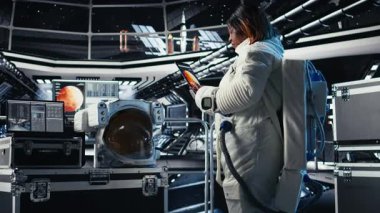 Astronot, bilinmeyen bir gezegende kızıl gezegen görevini tamamladıktan sonra analizleri kontrol etmek için tablet kullanıyor. Mars 'tan ayrılan kozmonot, eve dönmek için cihaza navigasyon koordinatları giriyor, kamera A