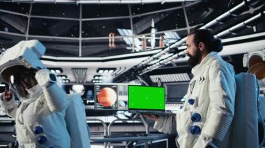 Astronotlardan oluşan bir ekip, yeşil ekran dizüstü bilgisayardaki uzay görevi kayıtlarında insan genleşmesini kontrol ediyor. Kozmonotlar, insanoğlunun hayatta kalma seferi sırasında kroma anahtar defteri kullanıyorlar, kamera A