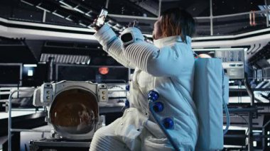 Neşeli astronot Mars 'a keşif görevine giderken akıllı telefonuyla yörünge istasyonunda selfie çeker. Gezegen araştırması sırasında telefonuyla fotoğraf çeken bir kadın. Kamera A.