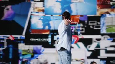 Sosyal medya etkileyicisi, platformlar arasında eşsiz bir marka sesi oluşturma konusunda kendinden emin ve gururlu olmak için yenilik ve teknolojik araçlar kullanır. Çoklu görev. Kamera B.