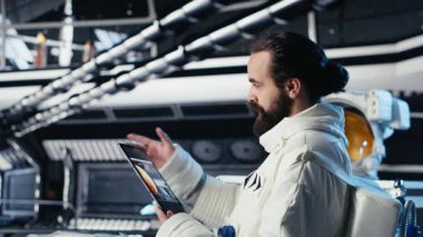 Kozmonot, insanoğlunun hayatta kalma mücadelesi sırasında tablet kullanarak uzay gemisi donanımı ile sorun çıkarıyor. Uzay görevi parametrelerinde insan genleşmesi sırasında cihazda yıldız haritaları üzerinde çalışan araştırmacı, kamera B