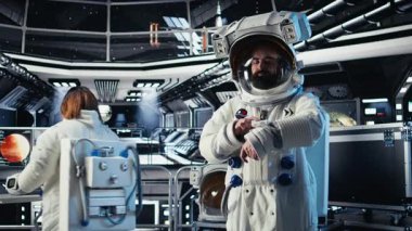 Kaskını tutan neşeli astronot portresi derin uzayı keşfeden bir yıldız gemisinde rutin bakım yapıyor. Gezegen A 'dan ayrıldıktan sonra uzay aracının yörünge yörüngesinde mutlu kozmonotlar.