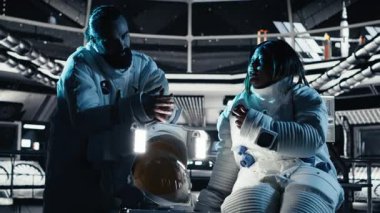 Takım çalışması yapan kozmonotlar sohbet ediyor, insanoğlunun hayatta kalma seferi sırasında uzayın derinliklerini keşfediyorlar. Astronotlar, gelişmiş mühendislik ve kamera B ile çalışan uzay aracında insan genleşmesi yapıyorlar.