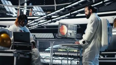 Astronotlar birlikte yıldız gemisinde Mars 'ı keşfederek dünya dışı yaşam arıyorlar. Kırmızı gezegene inmeden önce uzay aracındaki kozmonot, yaşanabilirliği test etmek için operasyonel hazırlık sağlıyor, kamera B