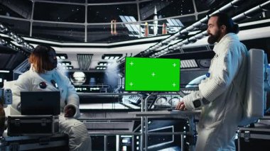 Gelişmiş teknoloji uzay aracındaki astronotlar rutin görev kontrolü sırasında uçuş günlüğünü güncelleyen yeşil ekran monitörü kullanıyorlar. Yörünge istasyonu personeli sistem tanılarını görüntüleme ekranında inceliyor