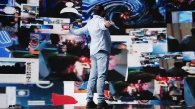 Durdurulamaz yetişkinler mobil bildirimleri ve görsel hikaye anlatımlarını yönetir, sosyal eğilimlerle meşgul olur ve dijital dünyada yaratıcılık ve etki gösterir. Marka sesi. Kamera B.