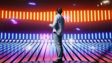 Parlayan neon ışıklarına parlak renklerle bakan sıradan bir genç, gelecekteki siber punk atmosferinin tadını çıkarıyor. Gece hayatı sahnesinde şehir tarzı ve yaratıcılığı gösteriyor. Kamera B.