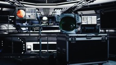 Astronot giysisi miğferi ve dizüstü bilgisayarı uzay gemisi kontrol bölmesinde tarama ve görev telemetrisi gösteriyor. Uzay istasyonunda dizüstü bilgisayarın yanında performans ölçümleri gösteren kozmonot ekipmanları