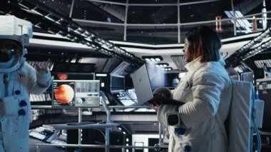 Gezegen yüzeyinden dönen astronot kaskını çıkarıyor, meslektaşıyla konuşuyor ve parametreleri doğrulamak için dizüstü bilgisayar kullanıyor. Kozmonot keşif gezisini tamamlıyor iş arkadaşıyla sohbet ediyor uçuş günlüğünü güncelliyor, kamera A
