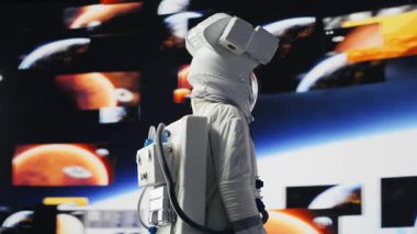 Uzay giysisi içindeki erkek astronot Dünya 'nın yörüngesinde yüzüyor ve insanlığın evrene yolculuğunu sembolize ediyor. Sonsuz keşif, teknoloji ve bilinmeyen evreni keşfetme arayışı. Kamera A.