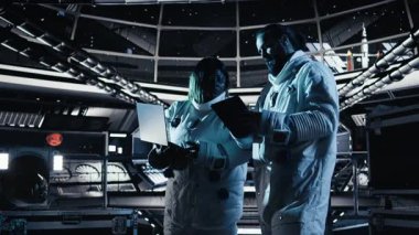 Araştırmacılar, insanoğlunun hayatta kalma seferi sırasında gezegenlerin yaşanabilirlik faktörlerini nasıl değerlendireceklerine dair beyin fırtınası yapıyorlar. Uzay görevinde insan genleşmesi yapan astronotlar gelecekteki kolonileşmeyi destekliyor, kamera A