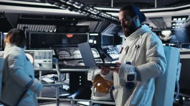 Astronot, uzay istasyonu dışında planlanan operasyonlara başlamadan önce dizüstü bilgisayardaki analizleri inceliyor. Kozmonot, yabancı gezegene indikten sonraki görev parametrelerini doğruluyor. Kamera A.