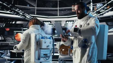 Gelişmiş teknoloji uzay araçlarındaki astronotlar rutin kontrol sırasında Kırmızı Gezegen 'in uçuş günlüğünü güncellemek için birlikte çalışıyorlar. Sistem tanılarına bakan Yörünge İstasyonu mürettebatı meslektaşları