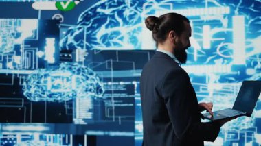 Genç girişimci, tahmin analitiği ve makine öğrenme algoritmalarını inceliyor. Dijital arayüz yenilik, kodlama, yapay zeka etiği ve platformların dönüşümünü yansıtır. Kamera B.