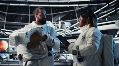 Astronot kaskını takıyor ve uzay istasyonundan çıkmadan önce liderden görev brifingi alıyor. Kozmonot gezegene indikten sonra yıldız gemisinden ayrılmaya hazırlanıyor. Selamlayan iş arkadaşı, kamera A.