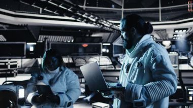 Uzay gemisinde birlikte uçan araştırmacılar Mars 'ın gezegen yüzeyini araştırıyorlar. Kozmonotlar Kızıl Gezegen 'e inmeden önce kozmik kökenleri, kamera A' yı incelemek için operasyonel hazırlık sağlıyorlar.