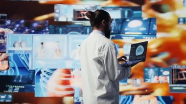 Pratisyen hekim, teknolojiyle ve bilimsel gelişmeyle tıbbın geleceğini yansıtan, daha iyi tanı ve hasta analizi için dijital araçları koz olarak kullanıyor. Sağlık yeniliği. Kamera B.