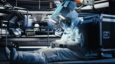 Bitkin astronot, uzak mesafeli gezegensel görev sırasında yıldız gemisinde uyuyakalıyor. Güneş Sistemi 'ne yapılan kozmik yolculuk sırasında kaskla uyuyan yorgun adam, kamera A