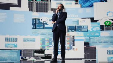 İş analisti, kalkınma stratejisi için aylık şirket sonuçlarını yansıtarak, finans ve tahmincilik yoluyla iş analizinin karmaşıklığını, dijital araçları gözden geçiriyor. Kamera B.