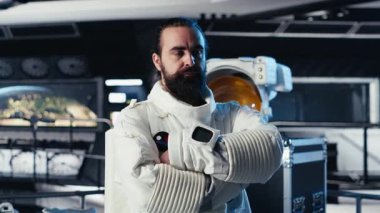 Astronot dalgaları el sallıyor, video çağrısı sırasında komuta merkeziyle iletişim kurarak son yörünge keşiflerini paylaşıyorlar. Kozmonot Dünya ekibini selamlıyor, uzay aracı B kamerasından bilimsel bulgular sunuyor.