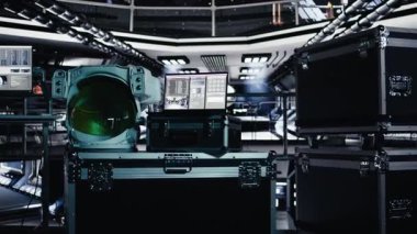 Uzay gemisindeki dizüstü bilgisayarda, bilimsel araştırmalar için hazırlanmış görev analiz panelini gösteren ışık yanıp sönüyor. Yörünge yolculuğu sırasında not defterinin yanında miğfer bulunan yıldız gemisinde arıza uyarısı