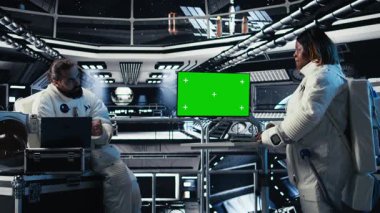 Astronotlar, izole ekran ekranındaki uzay görevi kayıtlarında insan genleşmesini kontrol ediyorlar. Takım çalışanı kozmonot, insanoğlunun hayatta kalma seferi sırasında görüntüye bakıyor. Kamera A.