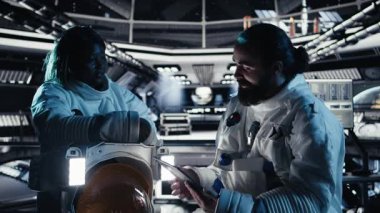 Astronotlar yıldız gemisinde birlikte uçarak Mars 'ı keşfediyor, bilinmeyen dünyaların haritasını çıkarıyorlar. Uzay gemisindeki kozmonot kızıl gezegene inmeden önce yıldızsal verileri toplamak için operasyonel hazırlık yapıyor. Kamera A