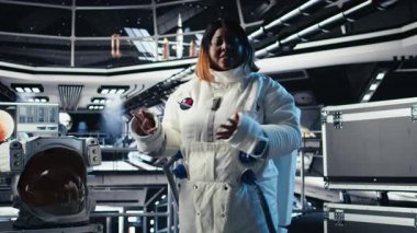 Video çağrısında, analiz bulgularını sunan neşeli astronot komuta merkezi araştırmacılarını selamlıyor. Gülümseyen Yörünge İstasyonu mürettebatı Dünya ekibi kamera A 'ya bilimsel bulgular sunuyor.