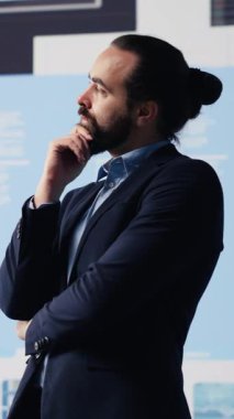 Vertical Video Business analisti kalkınma stratejisi için aylık şirket sonuçlarını yansıtıyor, finans ve tahmincilik yoluyla iş analizinin karmaşıklığını gözden geçiriyor, dijital araçlar. Kamera A.