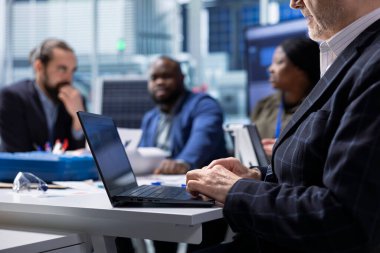 Fotovoltaik mühendislik ekibi güneş panelleri verimliliğini arttırmak için dizüstü bilgisayar kullanıyor. Güneş panelleri fabrika araştırmaları yapan takım arkadaşları dizüstü bilgisayar kullanarak sürdürülebilir güneş çözümleri üzerinde çalışıyorlar.