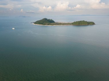 Tayland kıyı şeridi ve kumlu sahil üzerindeki sakin ve egzotik hava manzarası, güzel bir körfez ve sahil kayalıkları içerir. Kıyı şeridindeki tropik doğal güzellik egzotik bir manzara yaratıyor..