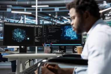 Veri merkezi mühendisi, ekipman arızalarını tespit etmek için yapay zeka görselleştirme araçları kullanıyor. Yapay zekaya bakan sunucu odası uzmanı donanım arızalarını tespit etmek ve önlemek için içgörü geliştirdi