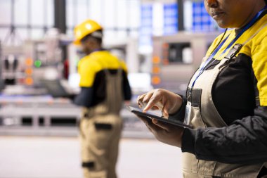 Akıllı üretim uzmanları üretim verimliliğini arttırmak için dijital uygulamalardan faydalanıyor. Bir tablet, sorun çözme ve ince donanım üzerindeki sistem verilerini analiz eden fabrika işçisinin kapatılması.