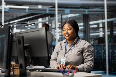 Jolly Veri Merkezi, yazılım günlükleri ölçümlerini PC 'de analiz ederek depolama sistemlerini optimize ediyor. Neşeli sunucu oda çalışanı bilgisayardaki kaynak kullanımını denetliyor, uygulama verimliliğini yönetiyor