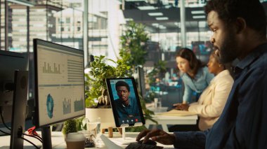 Ofisteki işçiler, çevrimiçi video görüşmesi sırasında görev ilerleyişini denetleyen müdürle konuşuyor. Uzaktan kumandalı telekonferans toplantısında denetleyici ile görüşen personel, kamera B