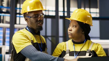 Güneş panelleri fabrika ekibi bakım prosedürlerini takip ederek dişlileri tamir etmek için birlikte çalışıyor. Fotovoltaik tesis çalışanları beyin fırtınası yapıyor, arızaları tahmin etmek için bilgisayardaki verileri analiz ediyor, kamera B