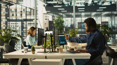 Ofisteki çalışanlar gelir tabletini sunmak için masadan çıkıyorlar. Şirketin istatistiksel numaralarını karşılaştırma projesini bitiren muhasebe yöneticisi, verileri sunacak, kamera B