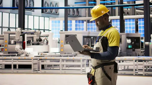 Akıllı fabrika uzmanı, otomatik sistemleri test ediyor, üretim performansını izliyor. Sanayi 4.0 fabrika teknisyeni, A kamerasının darboğazını tespit etmek ve optimize etmek için makine denetliyor.