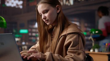 Bayan öğrenci, akademi veritabanı ve el yazısıyla yazılmış notlarla ilgili araştırmaları birleştirerek üniversite dergileri için son hazırlıklarını yapıyor. Eğitimli kız ders çalışıyor. Kamera A.