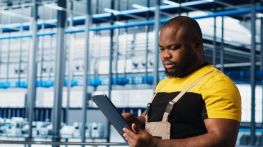 Sanayi 4.0 fotovoltaik fabrikası yönetimi, güneş enerjisi üretimini maksimuma çıkarmak için dijital cihaz uygulaması kullanıyor. Güneş panellerini kontrol eden bir uzman akıllı fabrika makineleri, kamera A