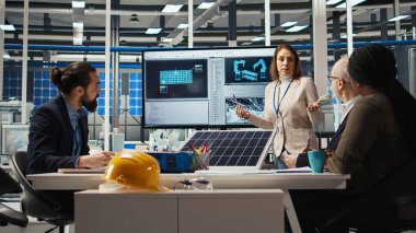 Fotovoltaik bitki araştırmacıları, maddi zayıflıkları tespit etmek ve genel enerji üretimini iyileştirmek, daha iyi enerji emilimi için tasarımları optimize etmek, kamera A için güneş pilleri üzerinde performans analizi gerçekleştirdiler.