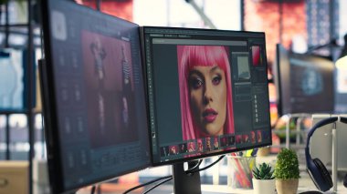 Grafik tasarımcılar ve fotoğrafçılar için düzenli yaratıcı çalışma alanı, dijital kurgu araçları ile ikili monitör düzeneği. İçerik oluşturma için fotoğraf düzenleyici ve AI sohbet botu.