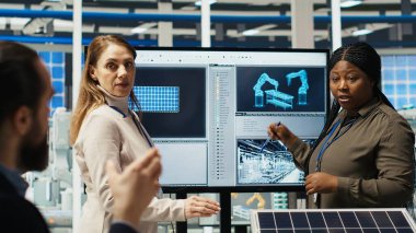 Yatırımcılar güneş paneli üretimi için otomasyon stratejileri hakkında konuşmak için toplanıyorlar. Fotovoltaik fabrikasının hissedarları yeşil enerji üretim sektöründe finansal yatırımlar yapıyorlar, kamera B